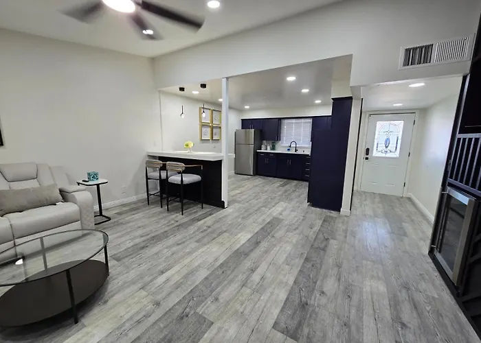 Remodeled 3br For 8 With Private Yard & Parking