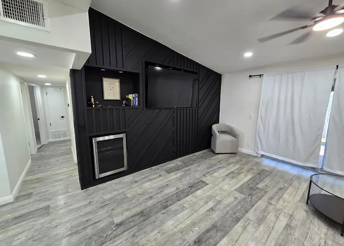 Remodeled 3br For 8 With Private Yard & Parking * Phoenix