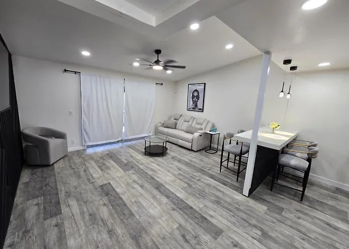 Holiday home Remodeled 3br For 8 With Private Yard & Parking Phoenix