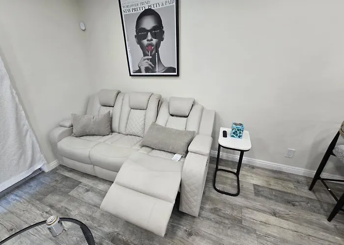 Holiday home Remodeled 3br For 8 With Private Yard & Parking *