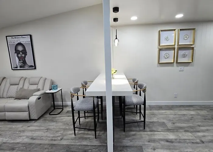 Holiday home Remodeled 3br For 8 With Private Yard & Parking Phoenix