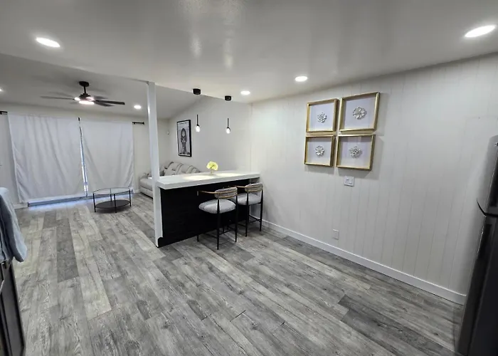 Remodeled 3br For 8 With Private Yard & Parking Phoenix