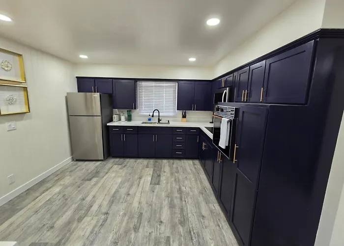 Remodeled 3br For 8 With Private Yard & Parking Holiday home *