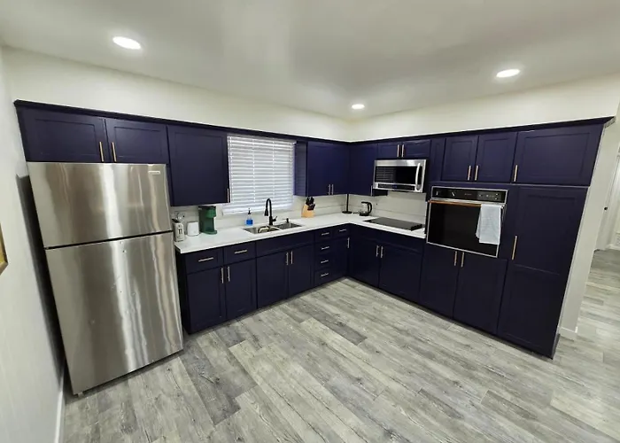Remodeled 3br For 8 With Private Yard & Parking Holiday home *