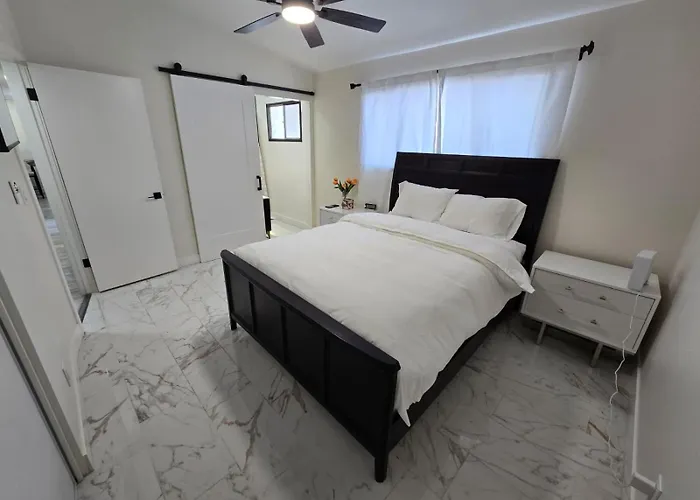 Remodeled 3br For 8 With Private Yard & Parking Holiday home *