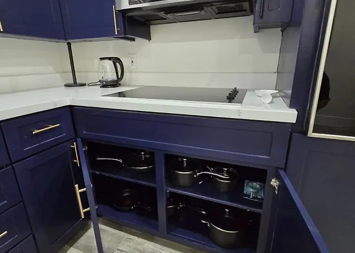 Holiday home Remodeled 3br For 8 With Private Yard & Parking
