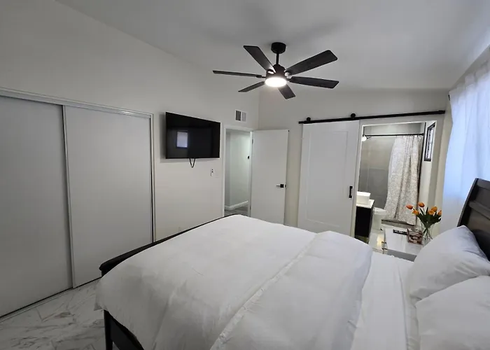 Remodeled 3br For 8 With Private Yard & Parking
