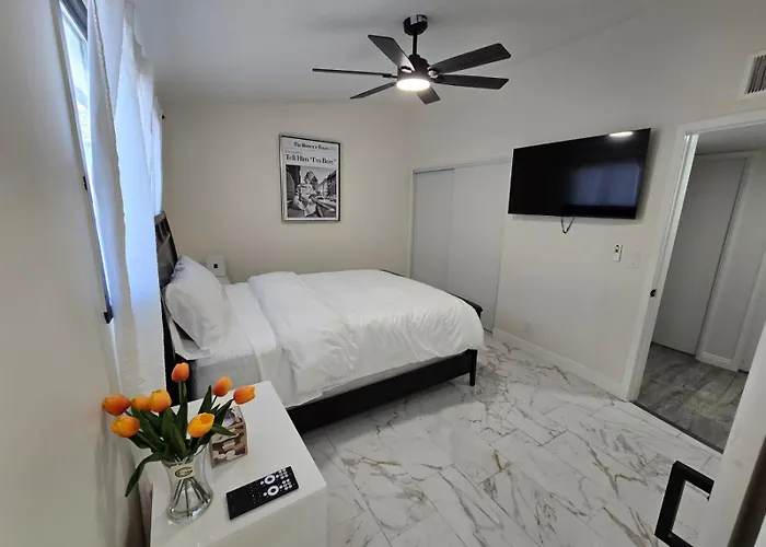 Remodeled 3br For 8 With Private Yard & Parking *