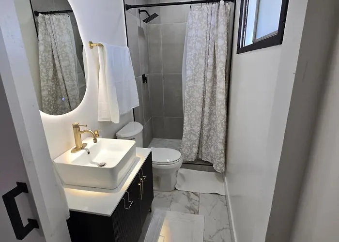 Remodeled 3br For 8 With Private Yard & Parking