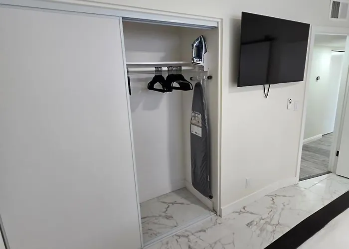 Remodeled 3br For 8 With Private Yard & Parking