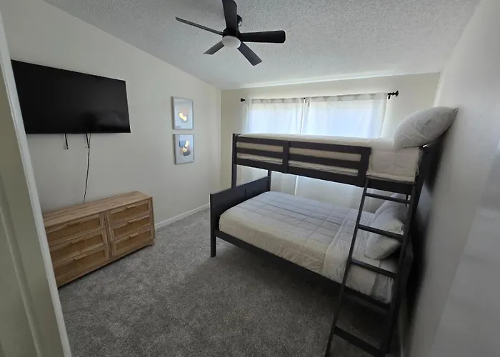 Remodeled 3br For 8 With Private Yard & Parking Holiday home