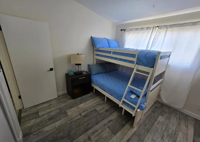 Remodeled 3br For 8 With Private Yard & Parking Holiday home *
