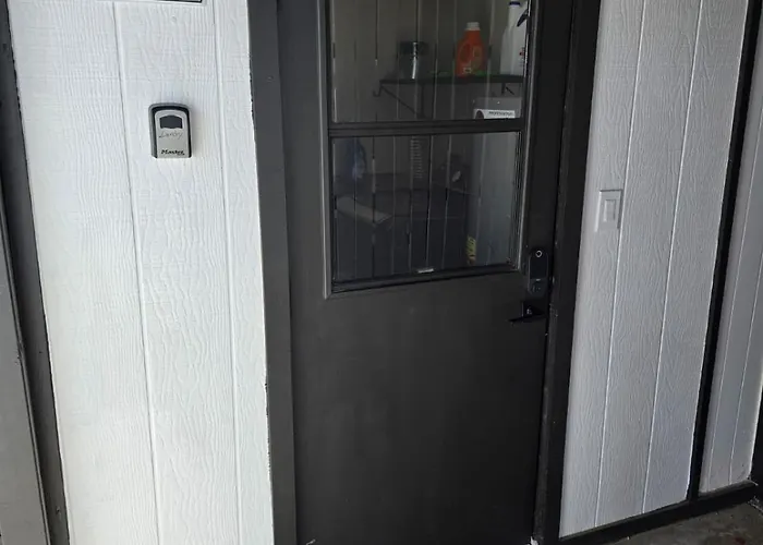 Remodeled 3br For 8 With Private Yard & Parking Holiday home *